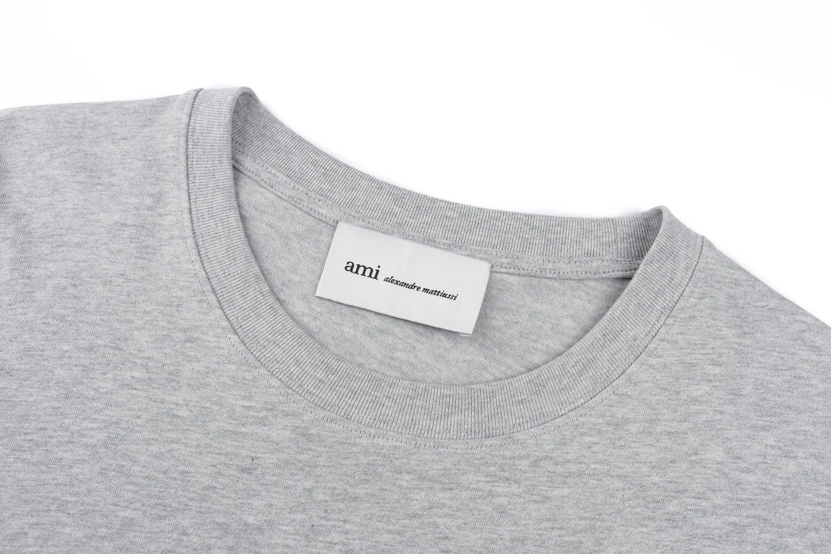 26SS same color embossed embossed ADC embroidered T-shirt ●Authentic 1800 purchased and developed ●32S fine cotton jersey fabric 230g ●1*1 matching rib 280g ●Embossed embroidery ●Fabric enzyme wash ●Customized 1:1 trademark ●Loose fit ●Size: S M L XL ●Style number: 26149/7A#05